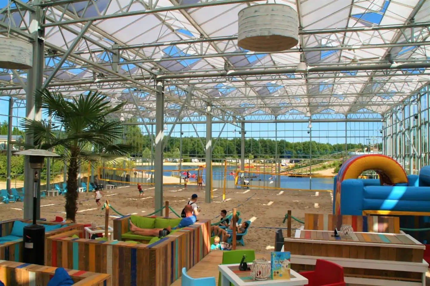 Speelhal in het park