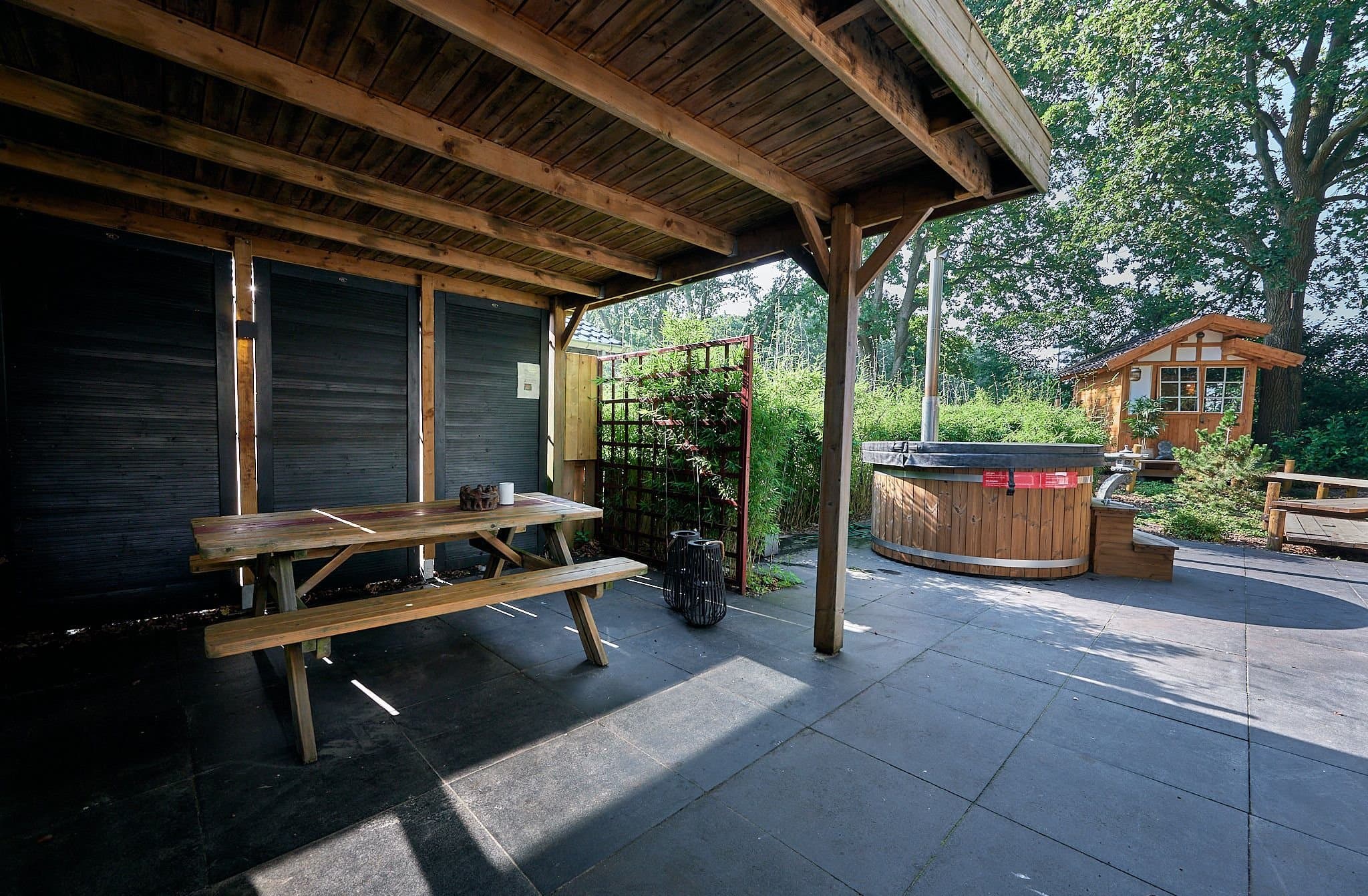 Terras met hottub