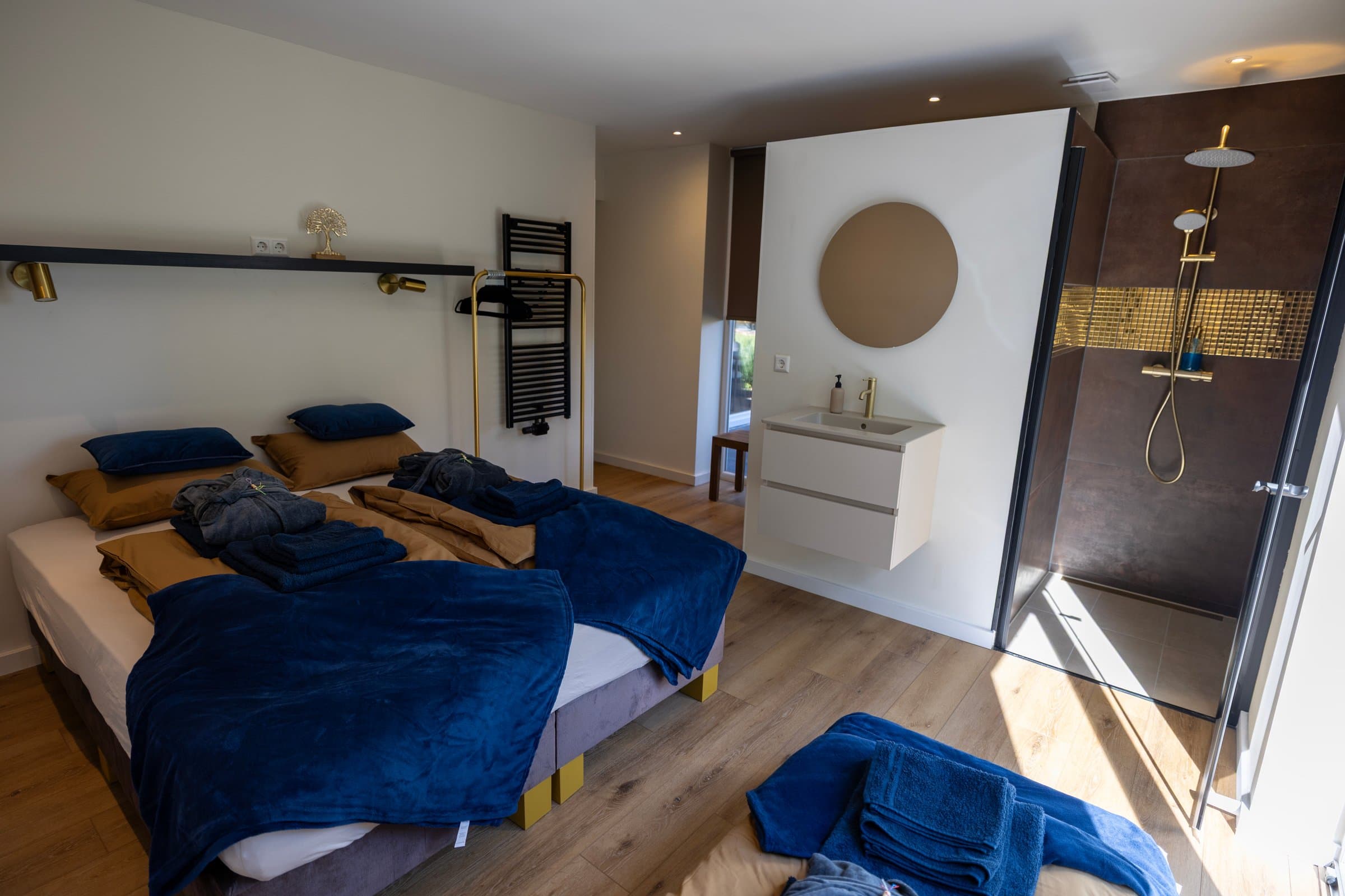 Slaapkamer in de aanbouw, met eigen badkamer