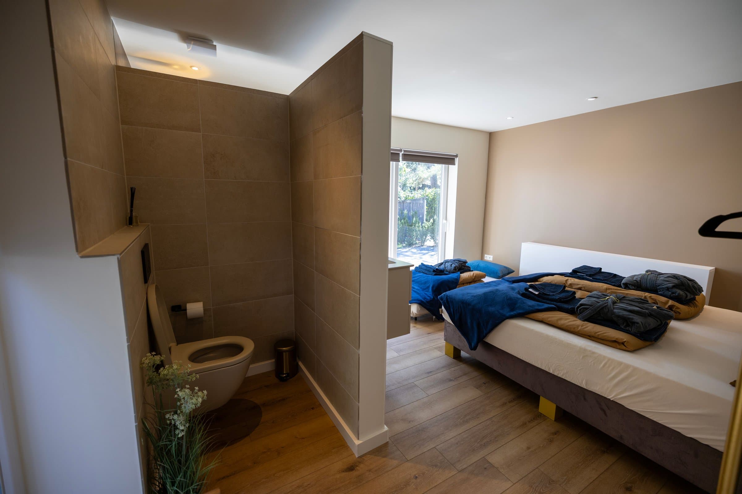 Slaapkamer in de aanbouw, met eigen badkamer
